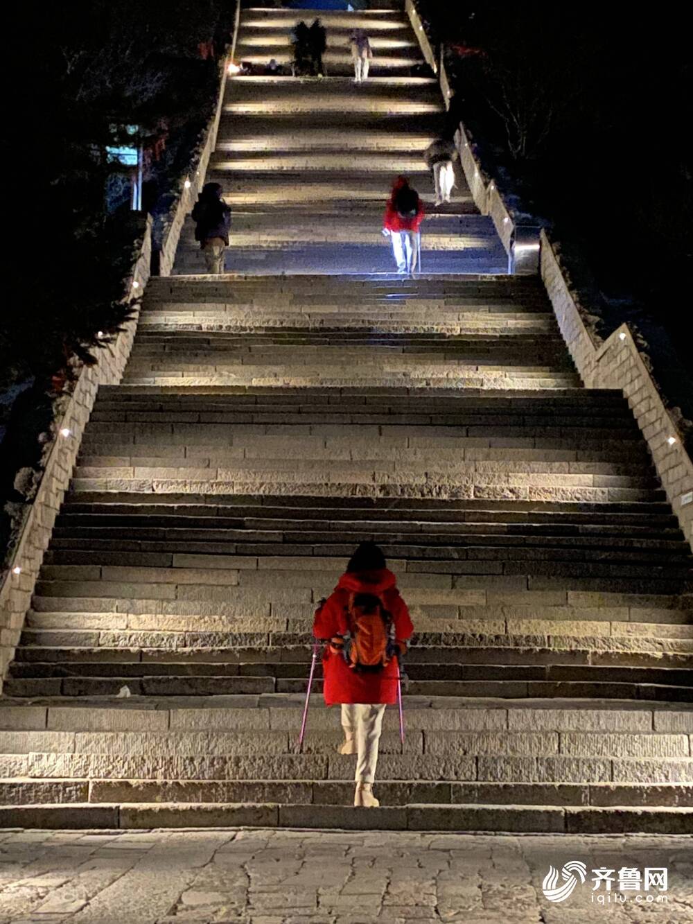天上的街市亮了亮灯后的泰山藏着美到极致的夜景