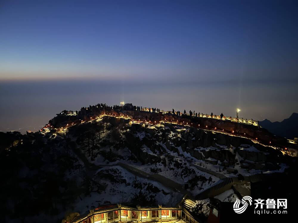 天上的街市亮了亮灯后的泰山藏着美到极致的夜景