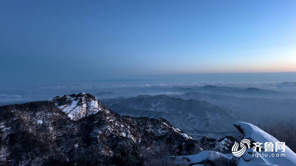 雪后泰山云雾缭绕云海雾凇旭日齐现好似天上宫阙