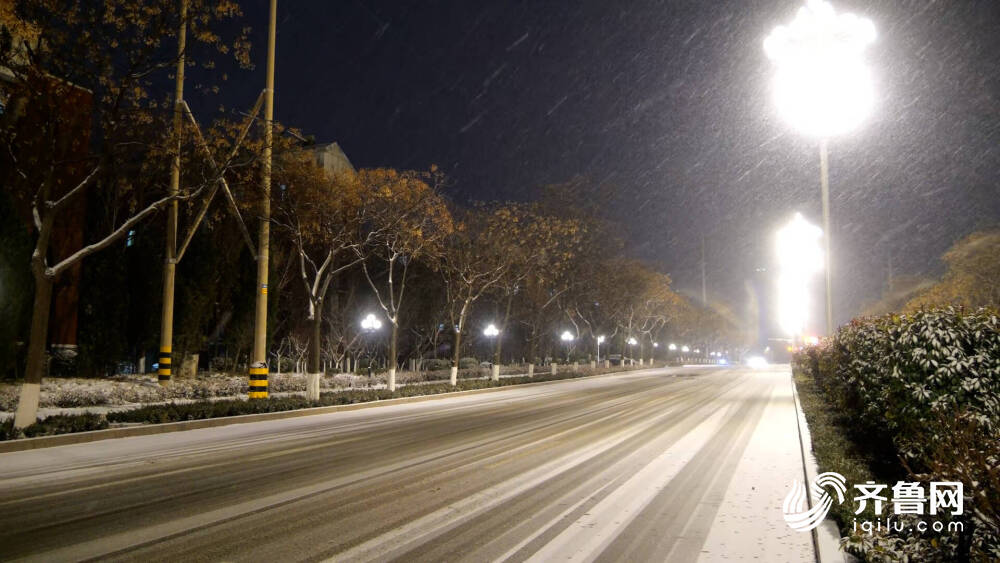 肥城夜间铲冰除雪保障道路安全