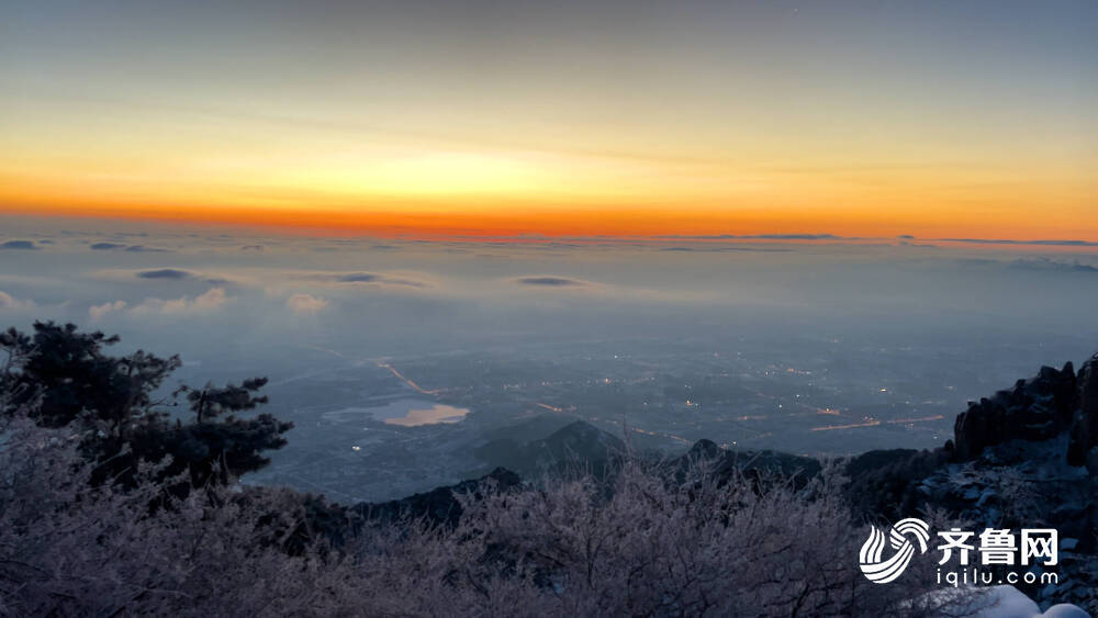 雪后泰山云雾缭绕云海雾凇旭日齐现好似天上宫阙