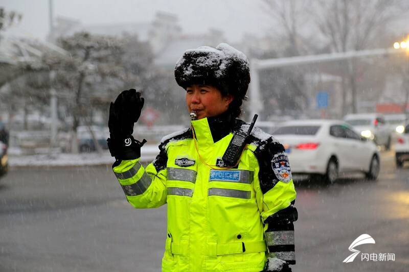 济宁交警以雪为令筑起雪中最美安全守护线