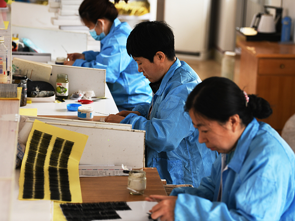 False eyelash industry in Qingdao's Dazeshan town takes center stage
