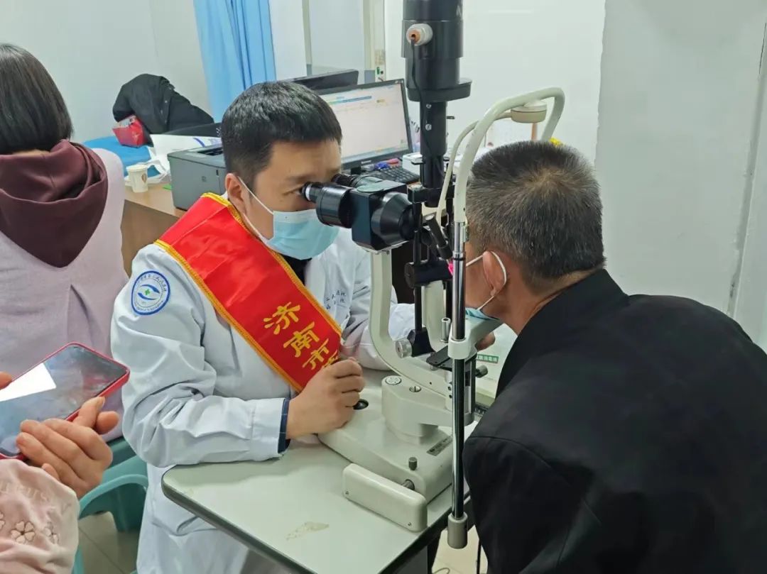 济南市第二人民医院在经纬嘉园社区开展公益眼科检查和合理用药宣传活动