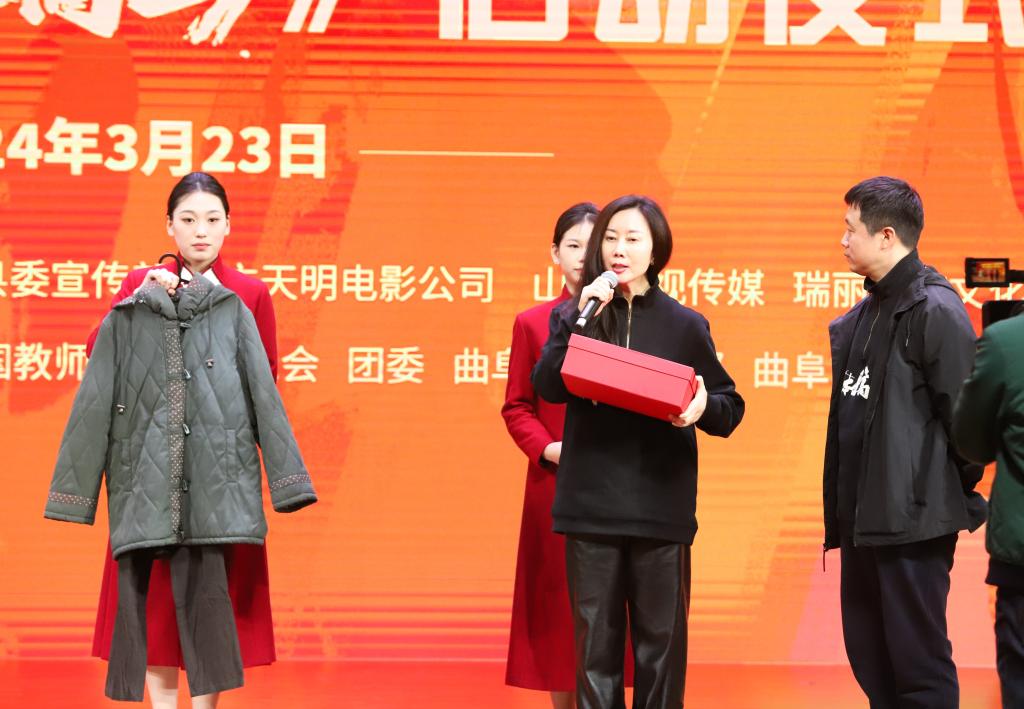 总制片人吴妍妍将装有《我本是高山》电影正片的硬盘捐赠给中国教师