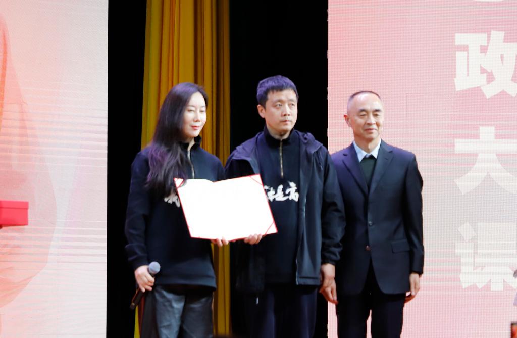 总制片人吴妍妍将装有《我本是高山》电影正片的硬盘捐赠给中国教师