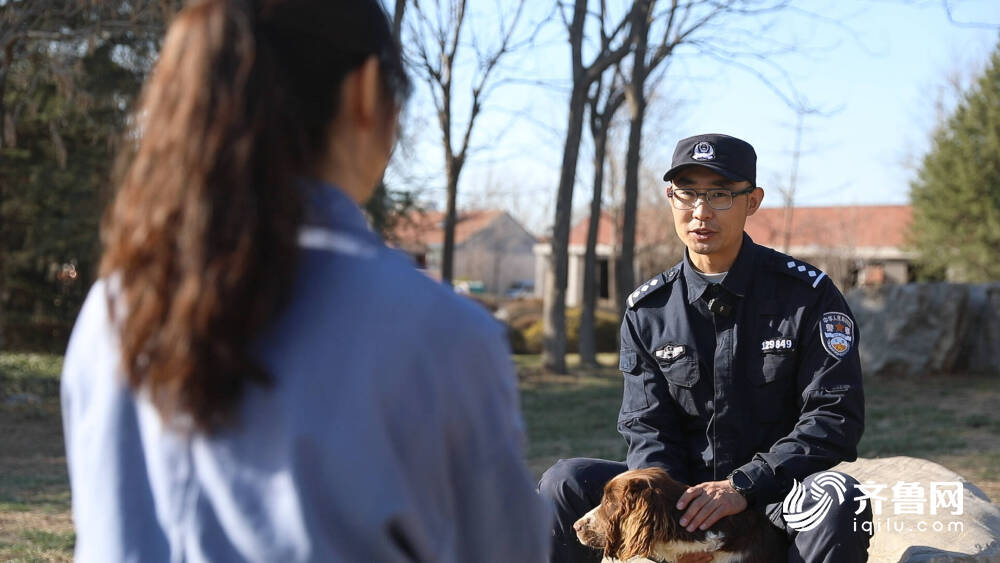 警犬剧照图片