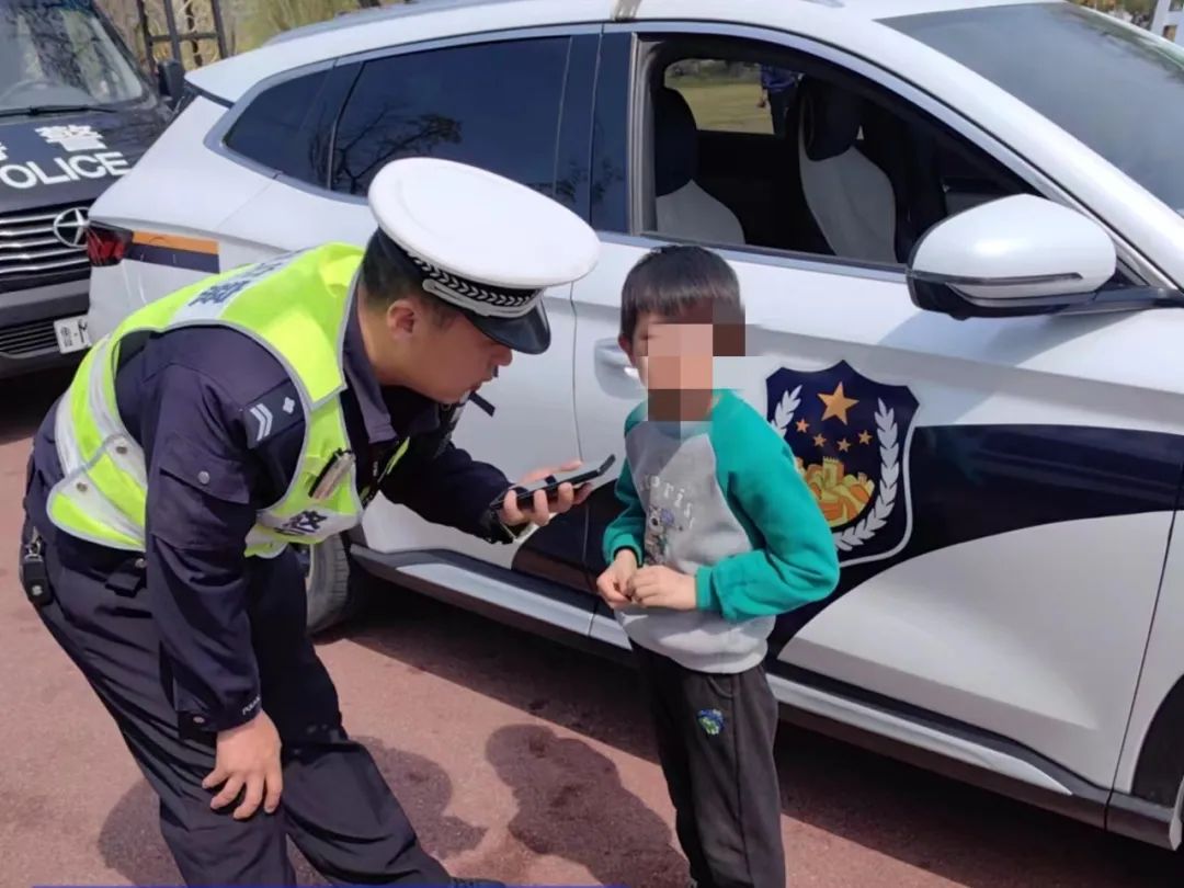 萌娃景區(qū)迷路 濱州交警幫助找到家人