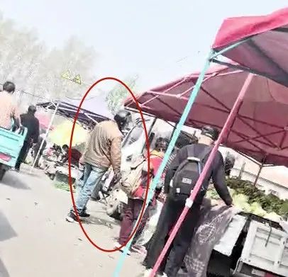 鄒平一男子跑丟了鞋，跑斷了腿，最后跑進了派出所