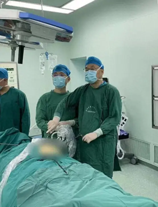 济宁市第一人民医院胃肠外科成功完成2例腹腔镜下经腹膜前间隙切口疝修补术