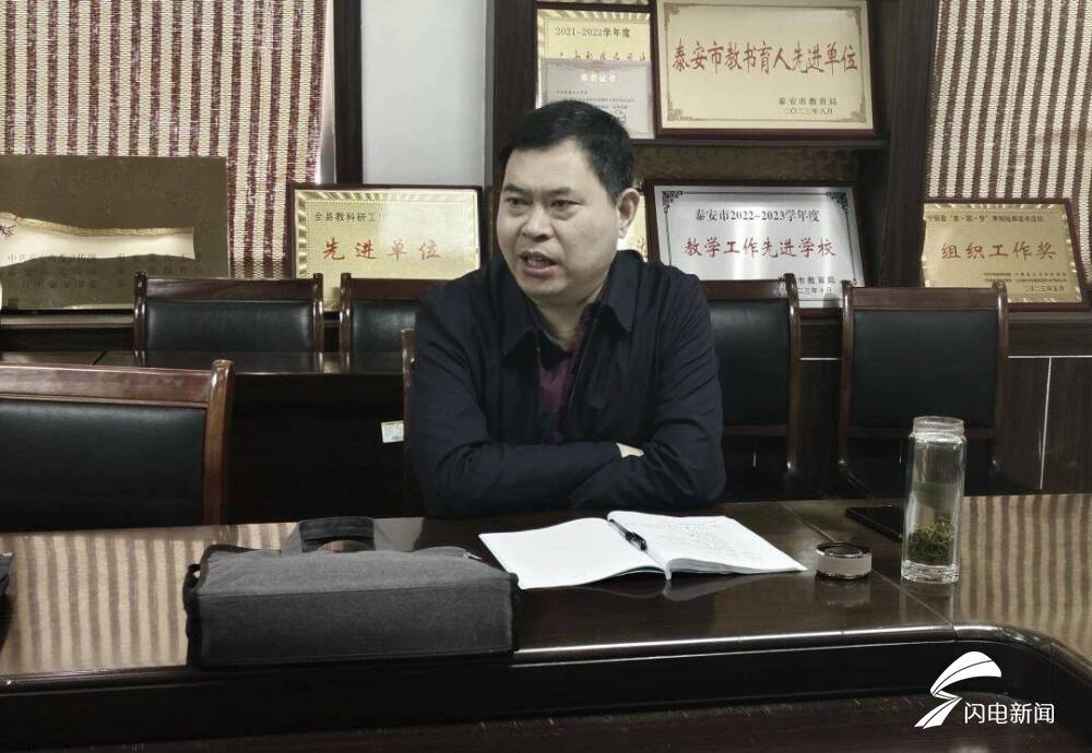 学校业务校长李忠新汇报了学校中考复习教学管理和实施中的重点工作和
