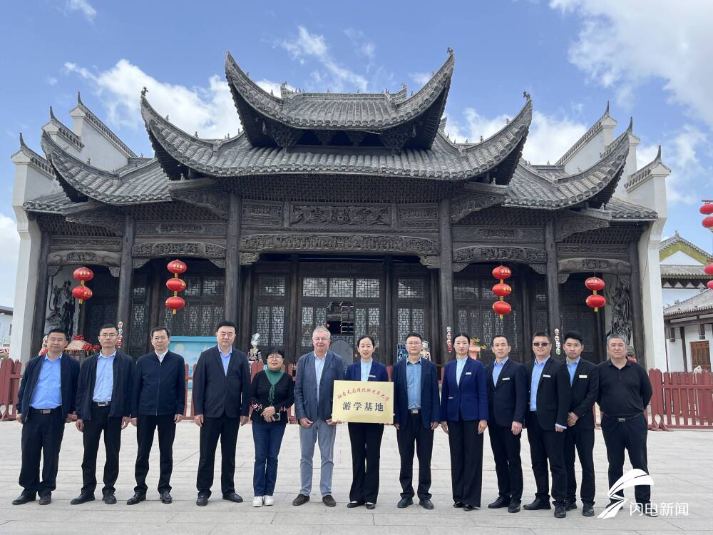德百温泉旅游小镇荣获"烟台天马维拉斯老年大学游学基地"称号