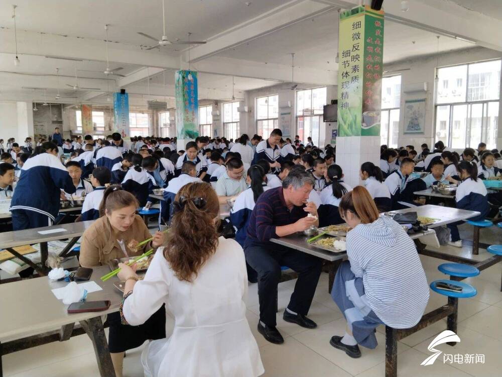 宁阳县第十二中学举行"家校合力 共护舌尖安全"食堂开放日活动