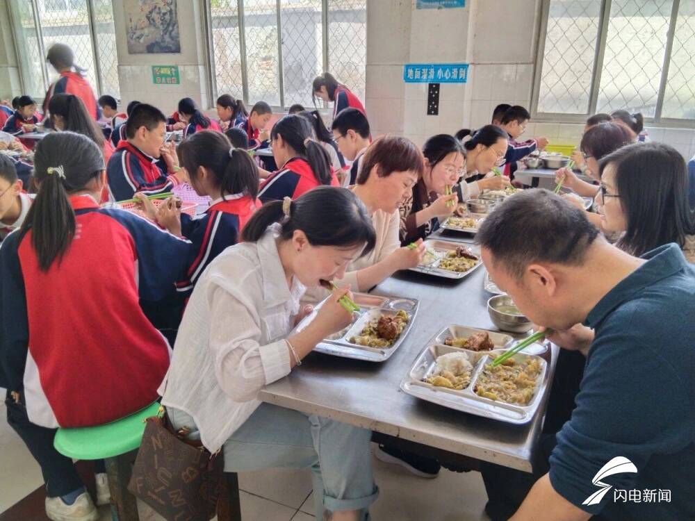 宁阳县第十二中学举行"家校合力 共护舌尖安全"食堂开放日活动