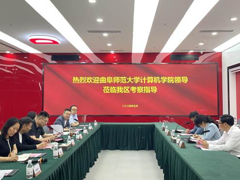 李光顺围绕学院特色,向参会人员介绍了计算机学院在教育教学,科技创新