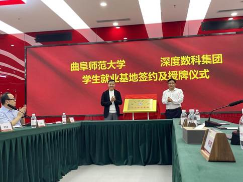 李光顺围绕学院特色,向参会人员介绍了计算机学院在教育教学,科技创新