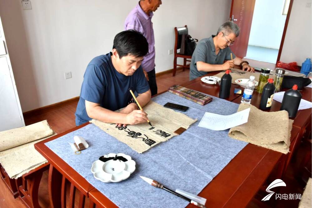 书法家们根据桑皮纸独有的特性与美感现场挥毫泼墨进行中国画及书法