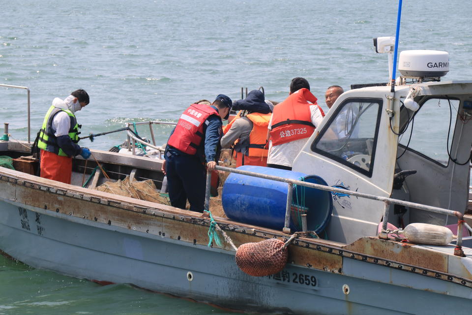 威海海警局环翠工作站联合多部门开展海上清网行动