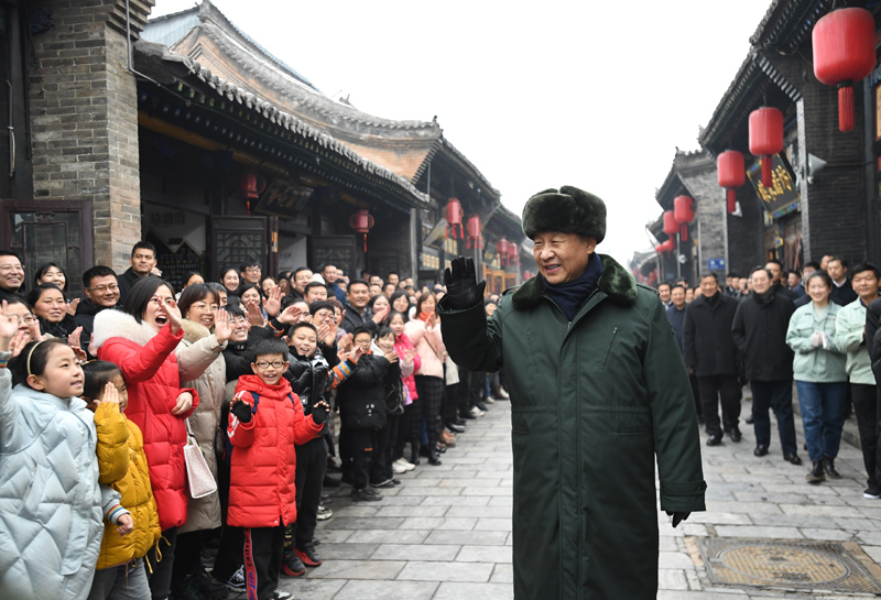 2022年1月27日，習近平總書記在平遙古城向現(xiàn)場群眾揮手致意。