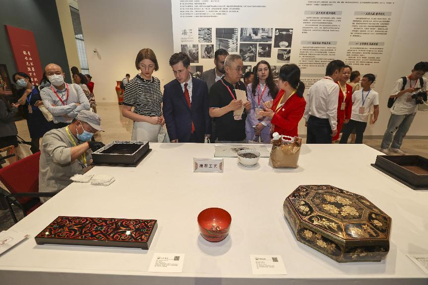 2023年5月28日，北京，推光漆器匠人為駐華使節(jié)展示技藝。