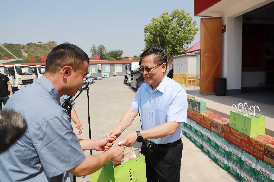 济南市政协到市城管局开展"夏送清凉"关爱环卫工人活动