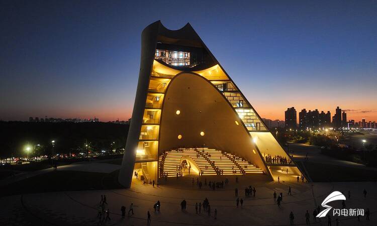 美轮美奂!烟台扬帆广场时光塔建成亮灯 预计十月开放