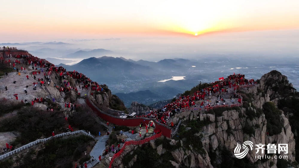 泰山脚下建成“泰山挑山工”雕塑主题广场 成为热门打卡地(图4)