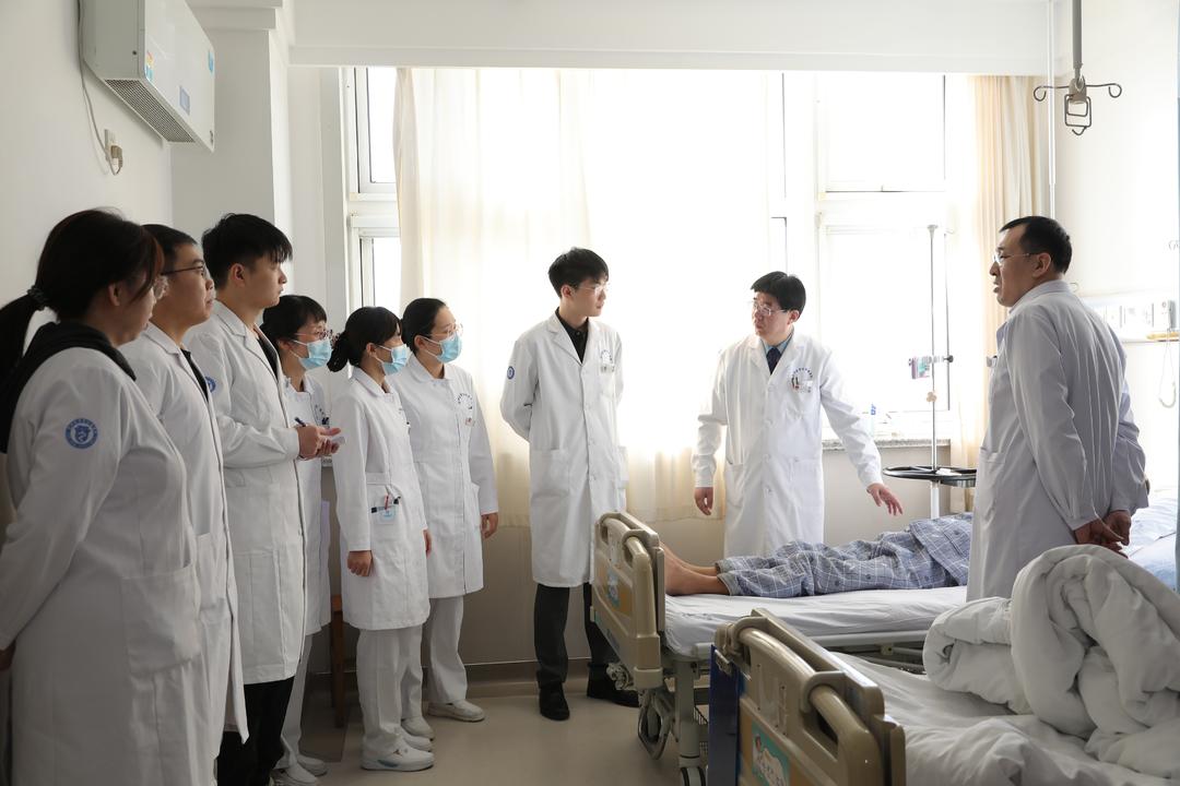 濱醫附院多學科聯合7小時生死救援 罕見金屬貫穿傷患者重獲新生