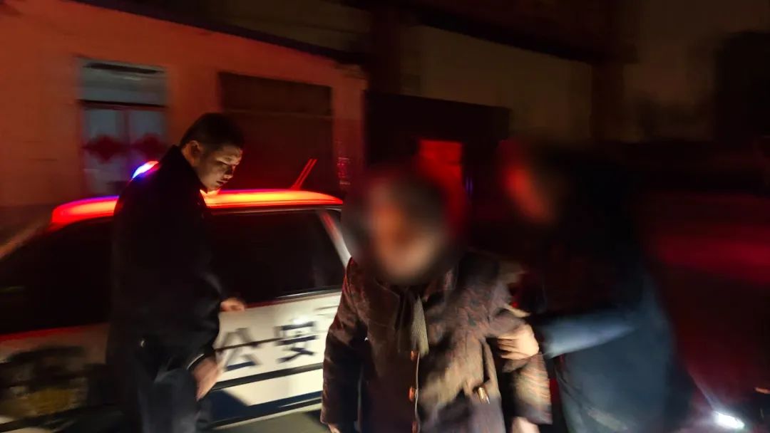 凌晨老人赤脚路边行走 泰安民警暖心帮忙