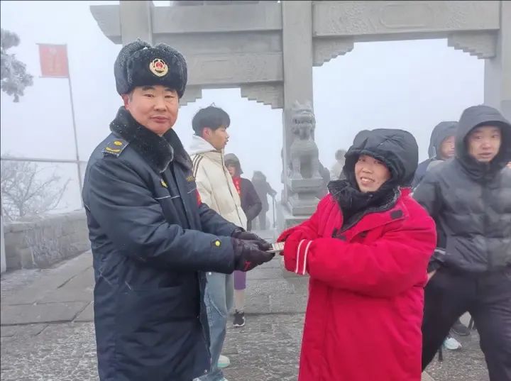 泰山景区执法人员寒风中等来手机失主 游客寄锦旗致谢