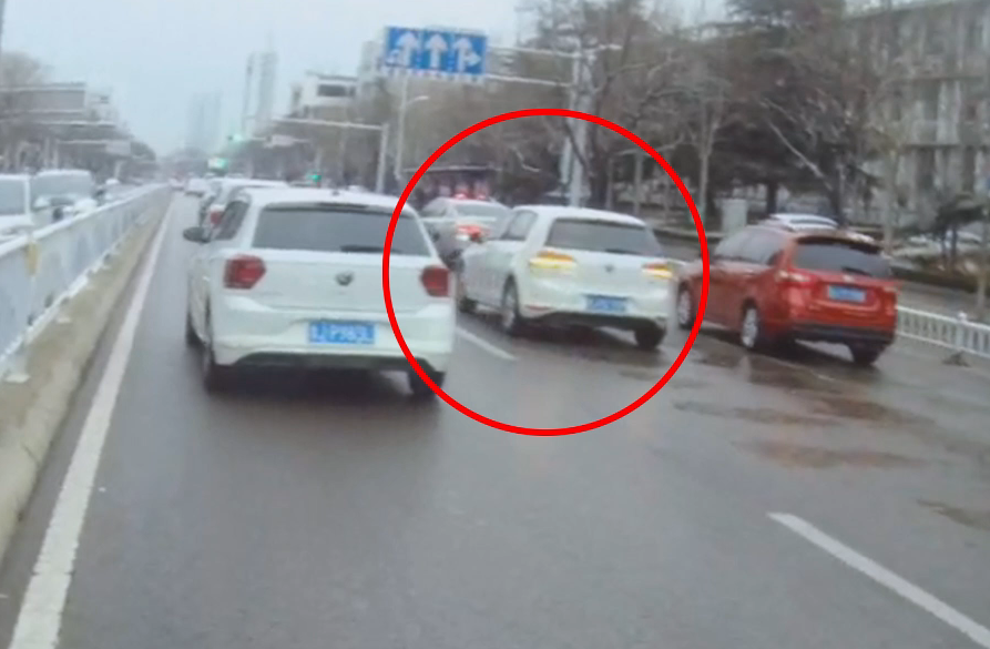 早高峰时段泰安一送学车辆抛锚 交警：“先送孩子上学！”