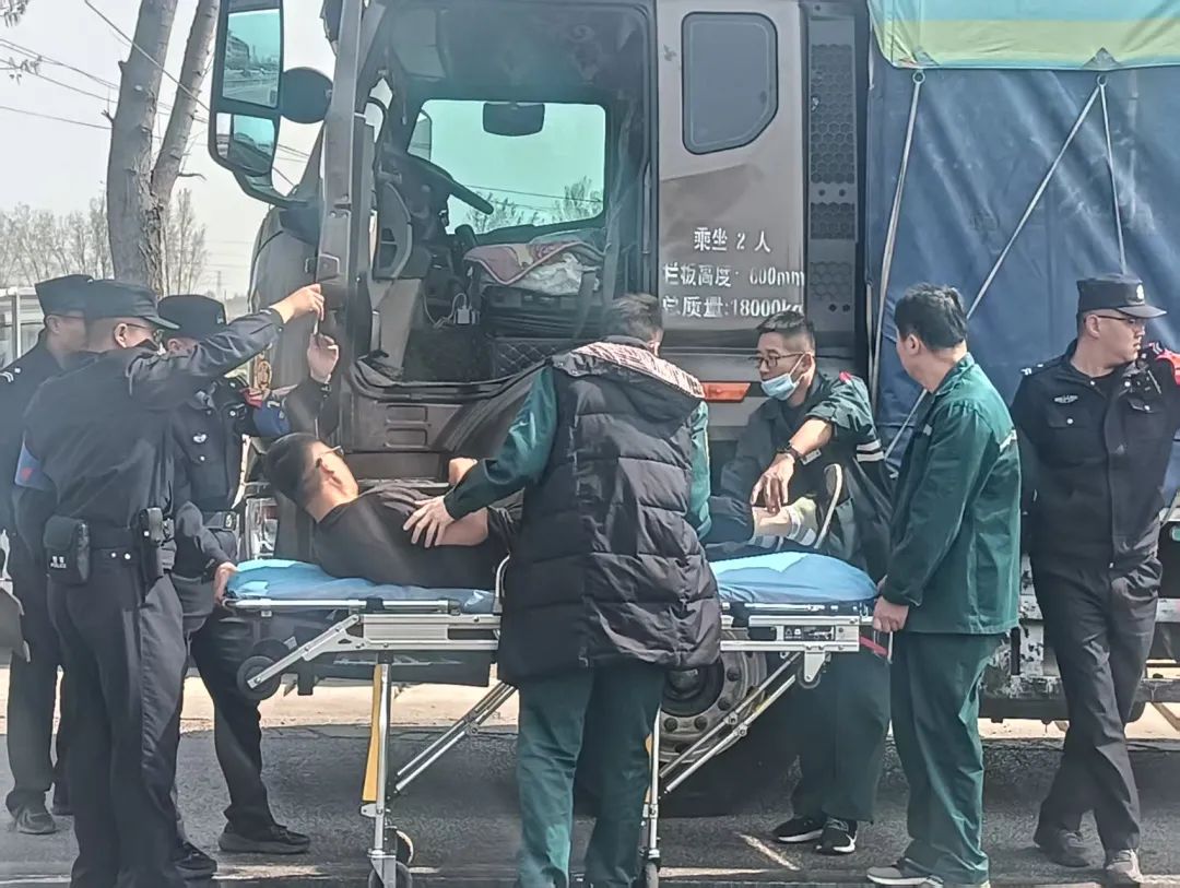 貨車司機路上突發疾病 民警緊急救援