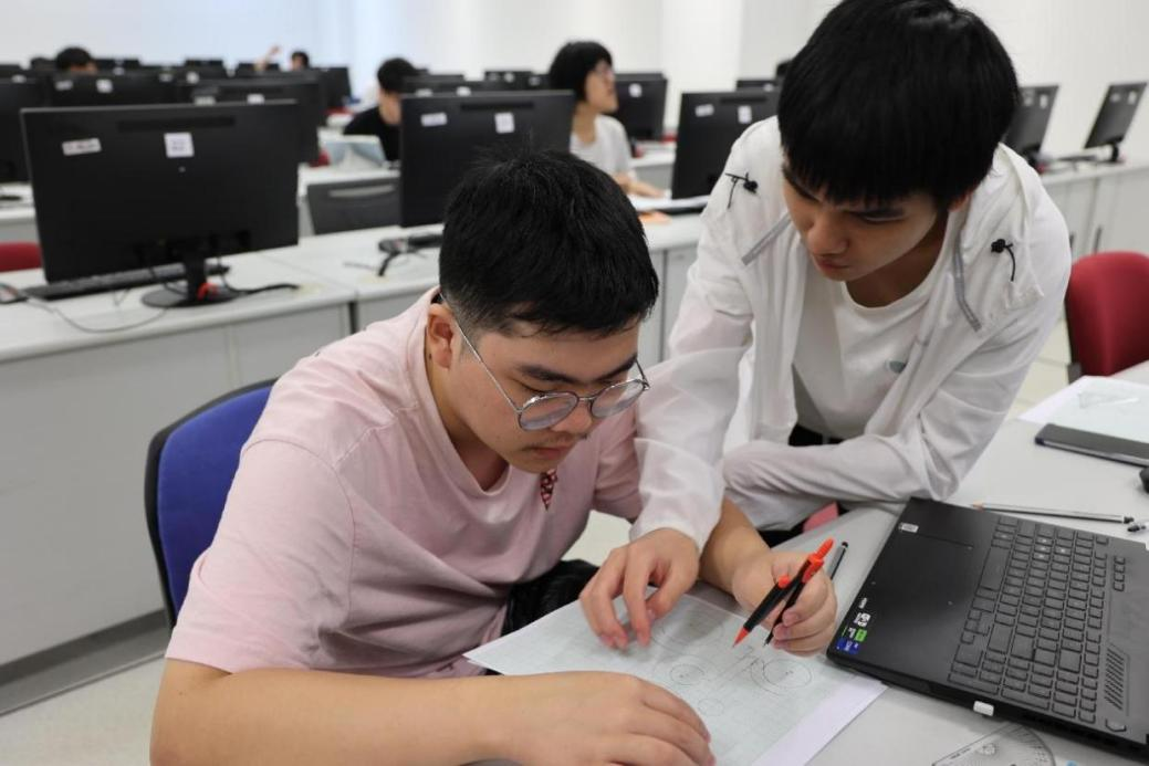4月14日，在廈門大學(xué)馬來(lái)西亞分校能源與化工學(xué)院工程制圖課上，同學(xué)們正在討論課堂作業(yè)。（人民日?qǐng)?bào)記者 宦翔 攝）