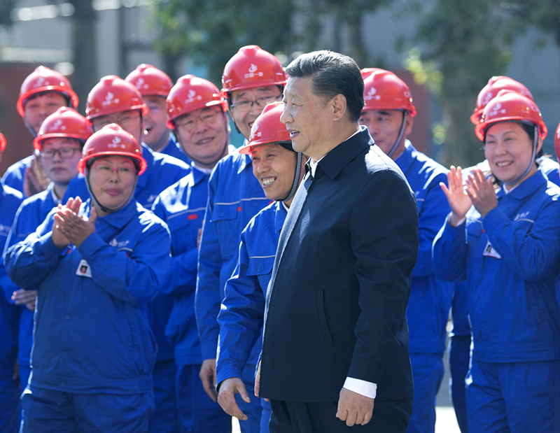 2018年9月26日，在中國一重集團，習(xí)近平總書記走到工人中間，同大家親切交流。