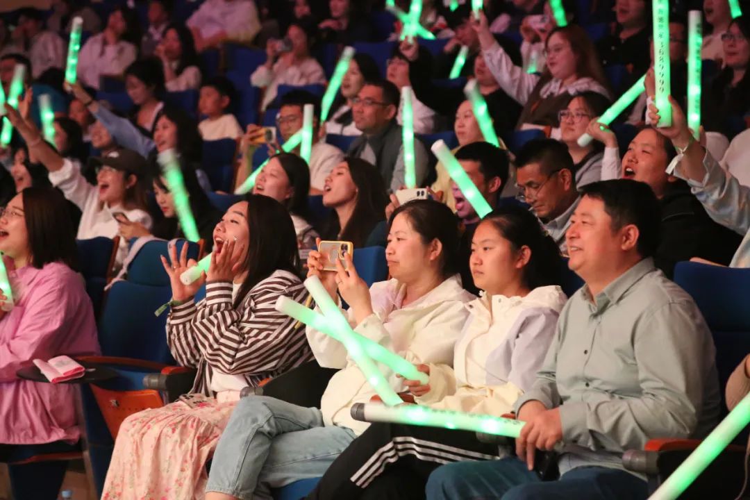 文娱盛宴再升级！“家门口”的演唱会嗨翻威海临港区