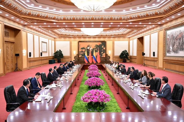 習近平會見哥倫比亞總統佩特羅