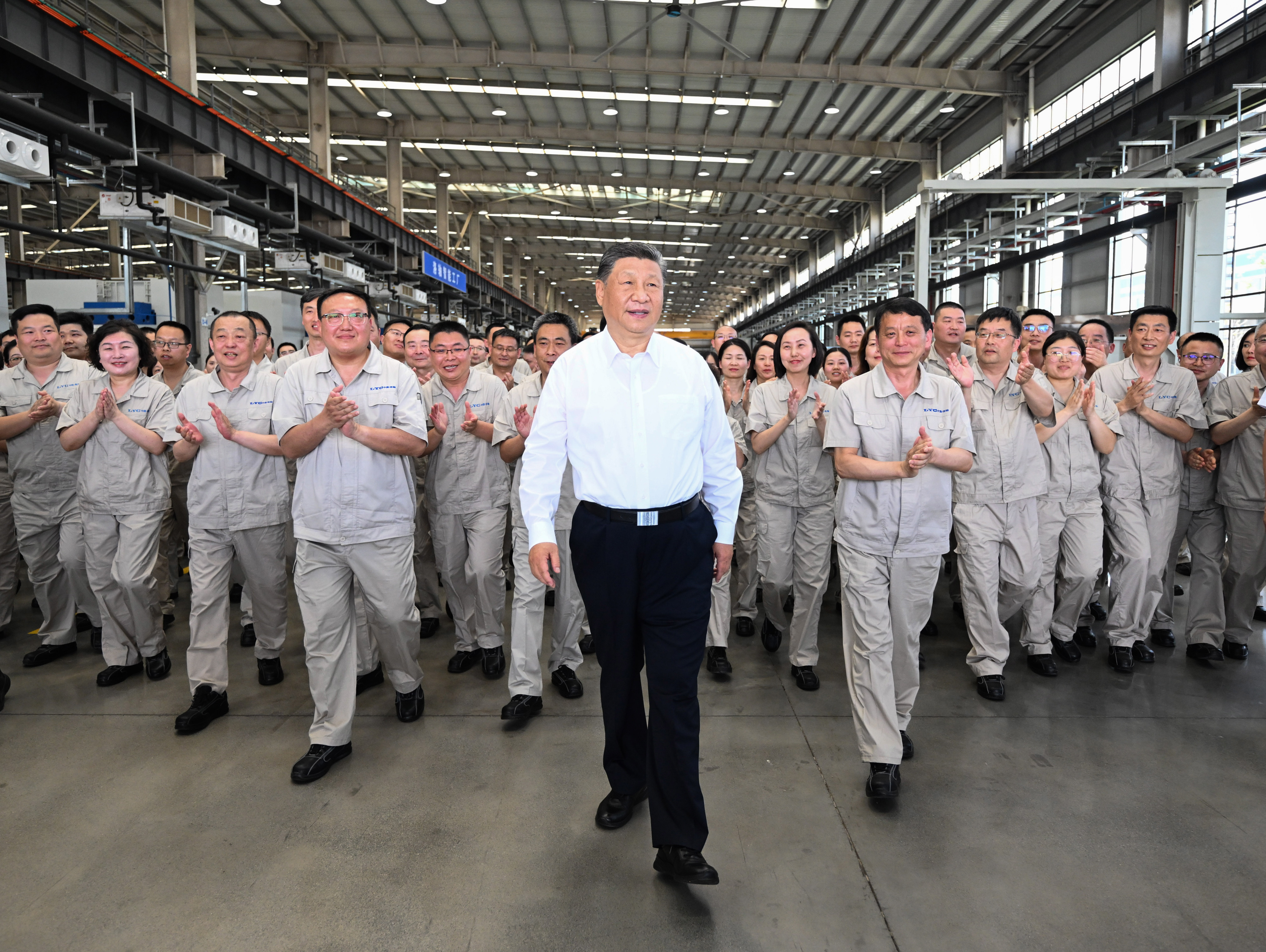 月19日至20日，中共中央總書記、國家主席、中央軍委主席習近平在河南考察。這是19日下午，習近平在洛陽軸承集團股份有限公司智能工廠考察時，同企業職工在一起。新華社記者 燕雁 攝