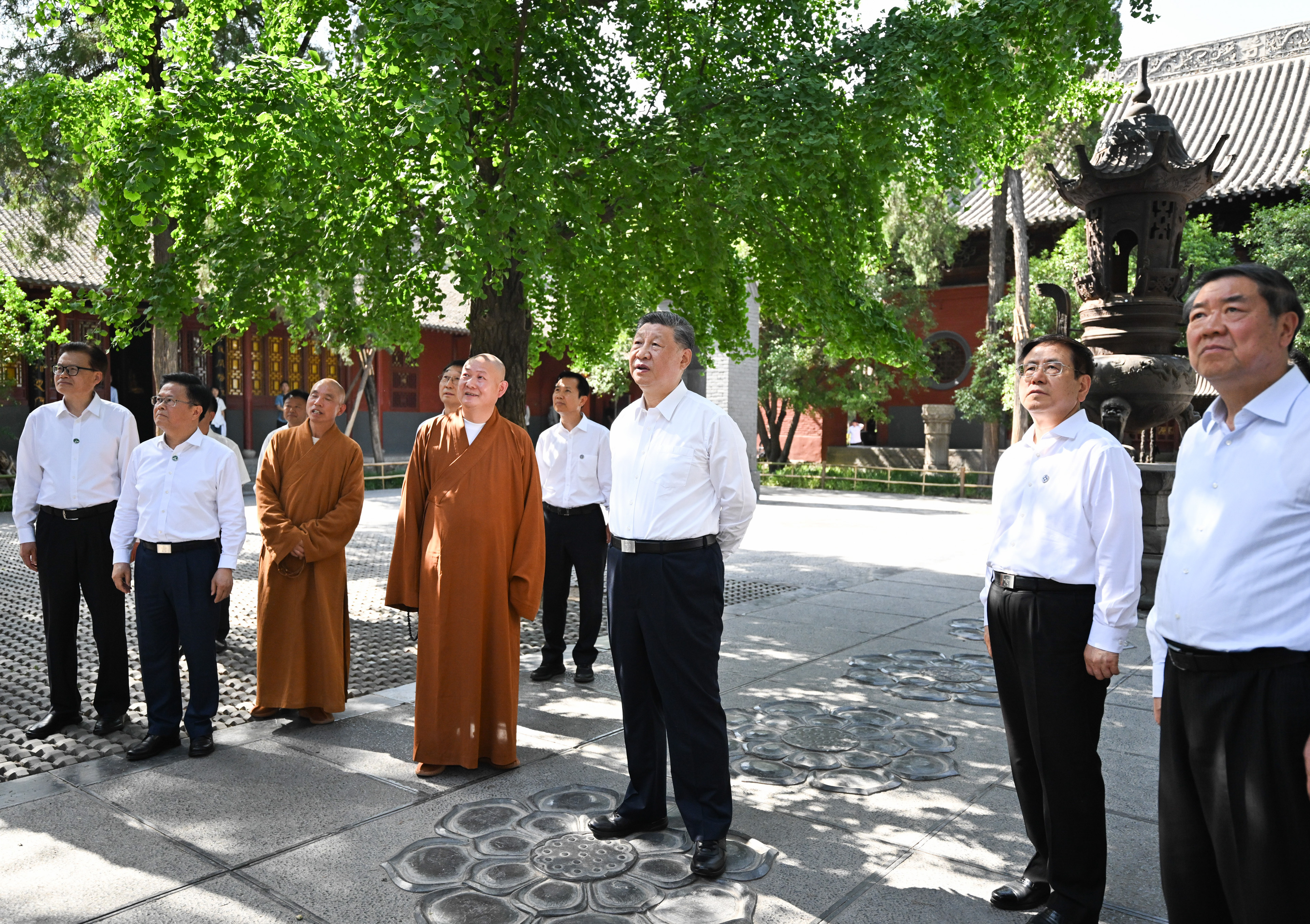 5月19日至20日，中共中央總書記、國家主席、中央軍委主席習近平在河南考察。這是19日下午，習近平在洛陽白馬寺考察。新華社記者 燕雁 攝