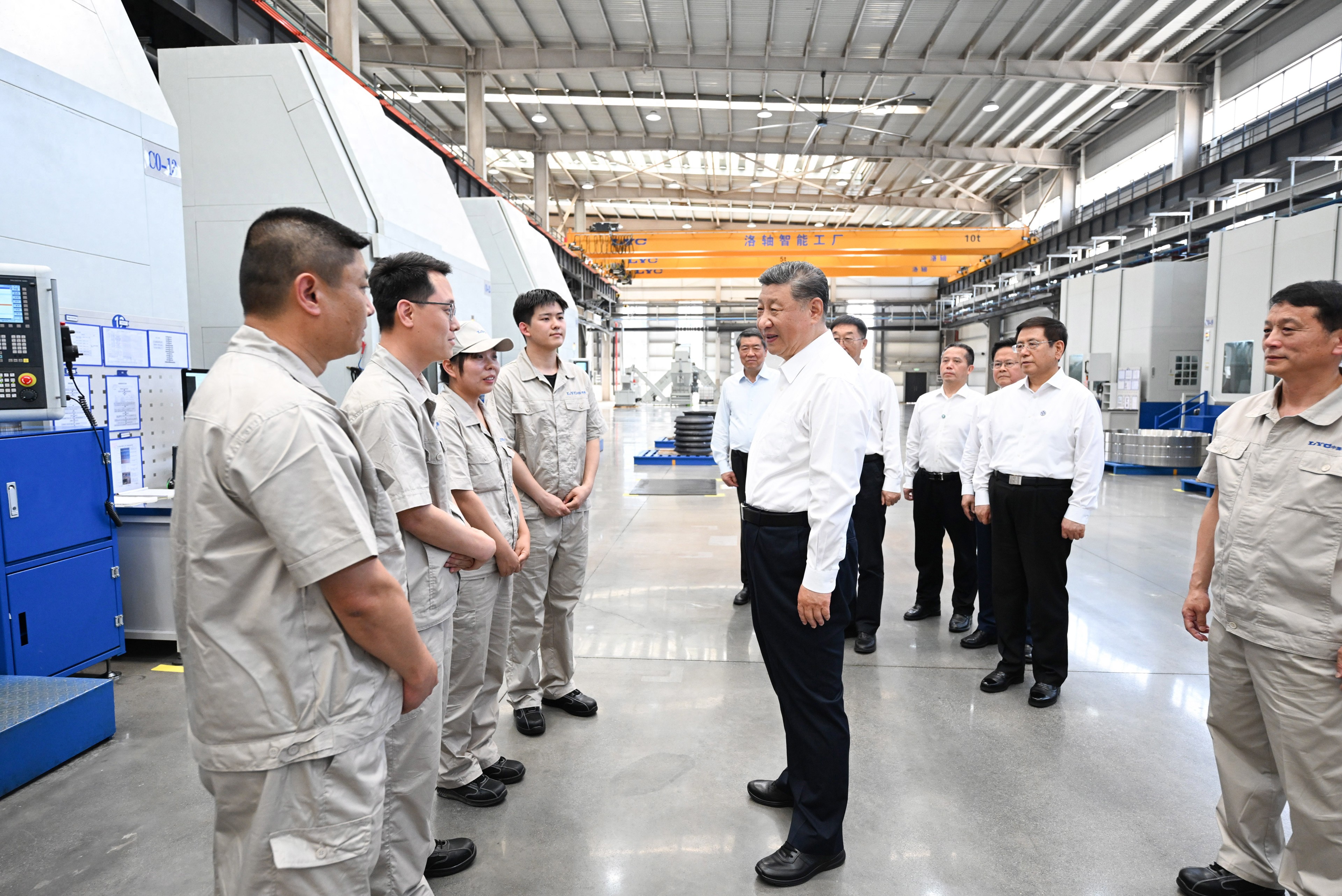 5月19日至20日，中共中央總書記、國家主席、中央軍委主席習近平在河南考察。這是19日下午，習近平在洛陽軸承集團股份有限公司智能工廠考察時，同企業職工親切交流。新華社記者 燕雁 攝