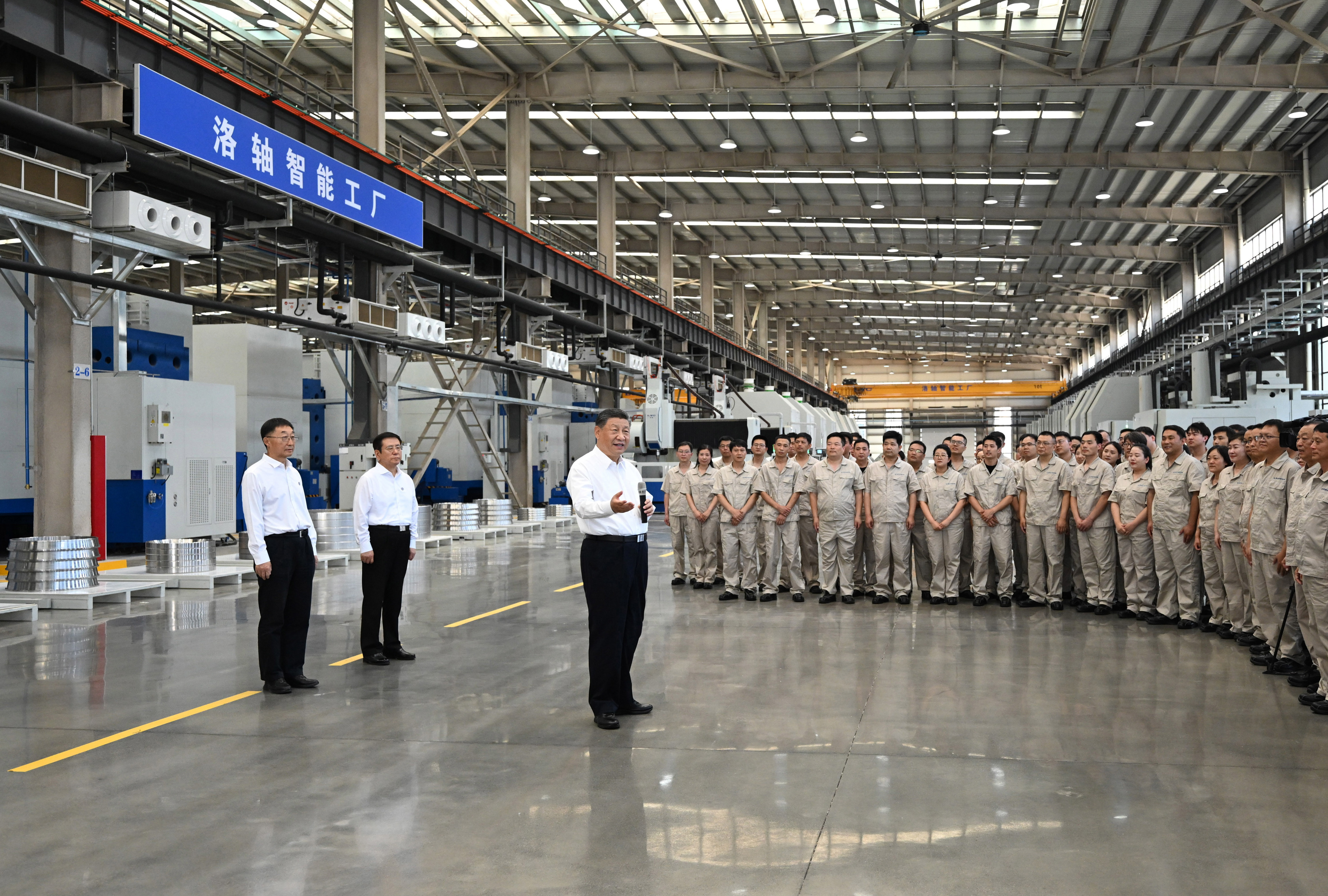 5月19日至20日，中共中央總書記、國家主席、中央軍委主席習近平在河南考察。這是19日下午，習近平在洛陽軸承集團股份有限公司智能工廠考察時，同企業職工親切交流。新華社記者 燕雁 攝