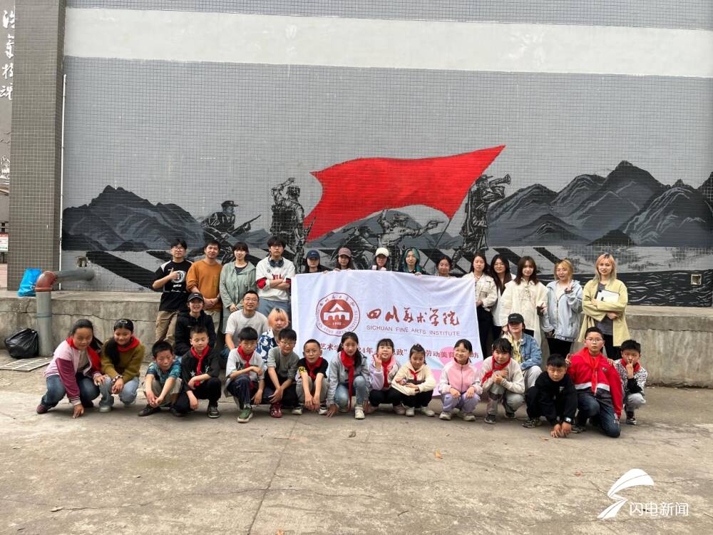 “行动中的课堂:探寻茶马古道红色印记”工作坊与当地小学生共同创作主题壁画2