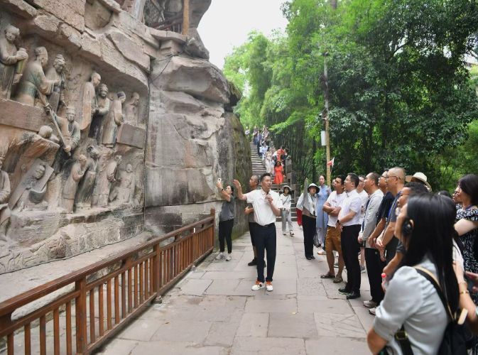 来一场跨越千年的“精神还乡”！40余家全国主流网络媒体主编记者走进重庆大足石刻