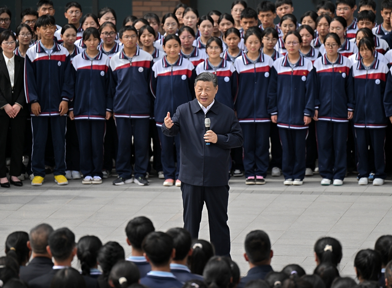 2024年6月18日，習近平總書記在青海果洛西寧民族中學(xué)考察時，同師生們親切交流。
