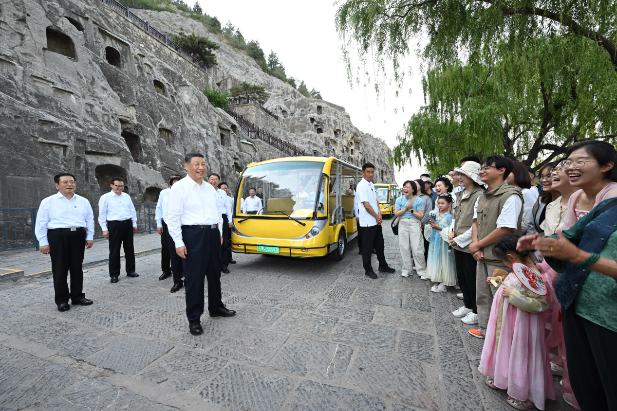 5月19日，習(xí)近平在洛陽(yáng)龍門(mén)石窟考察時(shí)，同游客親切交流。