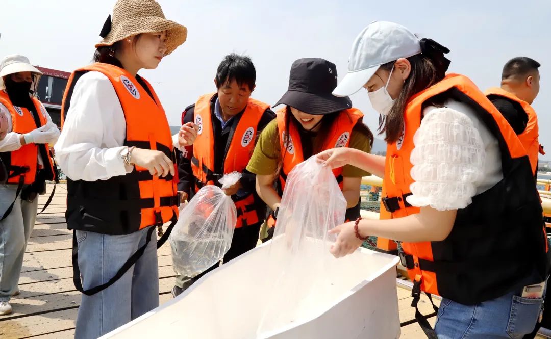 威海经开区向海投苗120万尾保护海洋生态