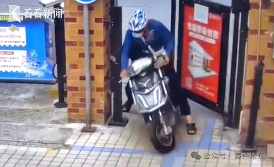 外卖员送餐途中遇 “关门杀”，颈椎重伤致残，能向物业索赔吗？