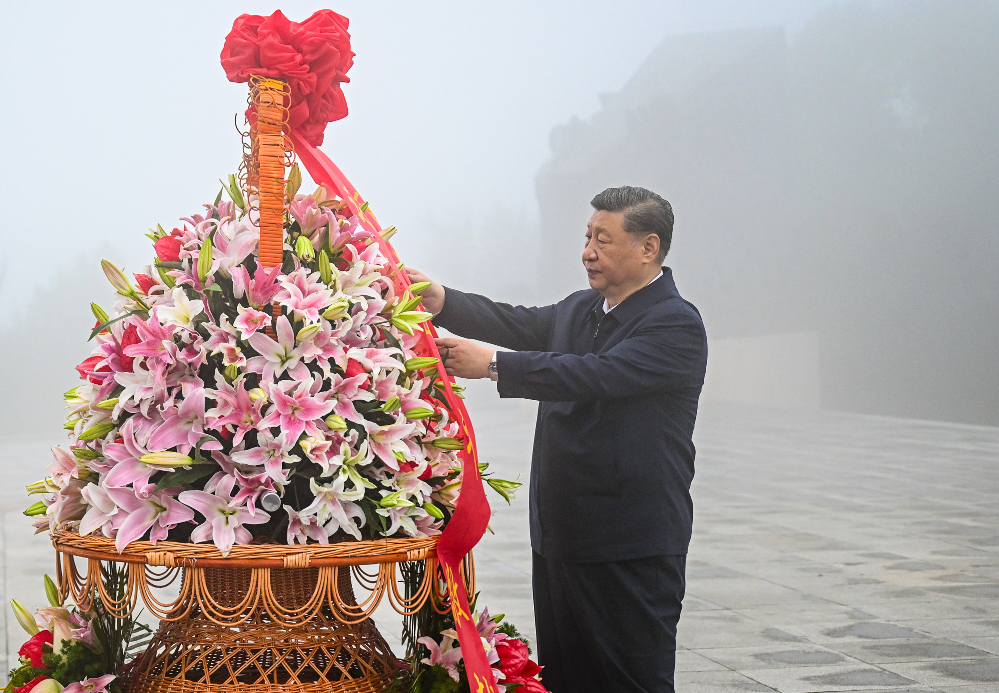 習近平在山西陽泉市向抗戰烈士敬獻花籃并參觀百團大戰紀念館