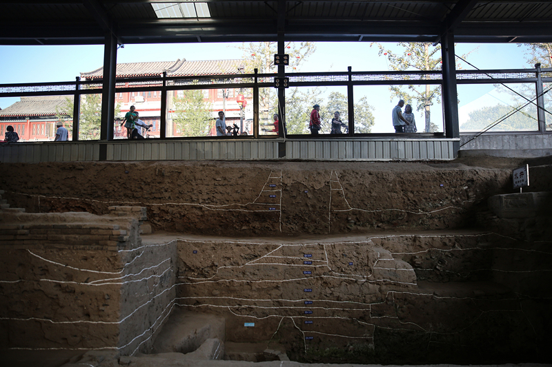 2019年9月7日，人們透過玻璃幕墻看開元寺南廣場(chǎng)遺址考古現(xiàn)場(chǎng)。