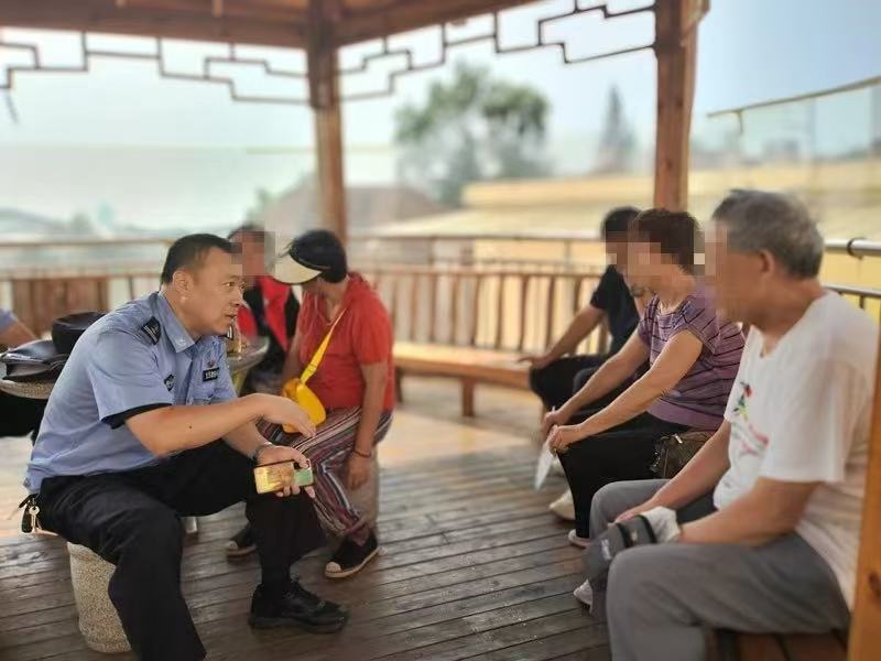 青岛民警张荣：社区平安的“深耕者” 百姓心中的“贴心人”