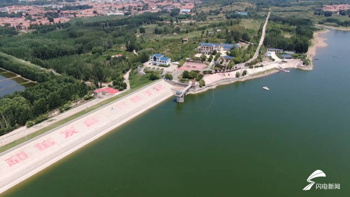 日照莒县:峤山水库开闸放水 抗旱保苗护农时